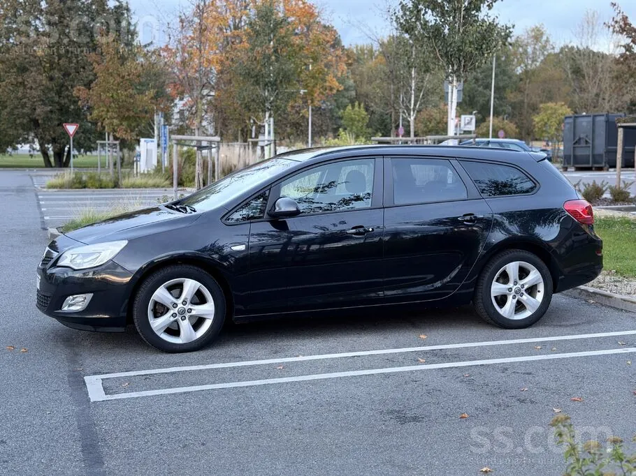 Opel Astra 2012 photo 2
