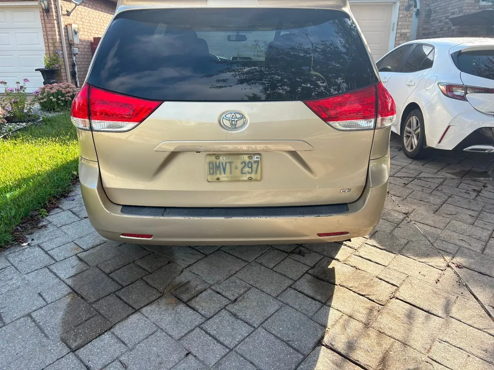 Toyota Sienna 2011 photo 4