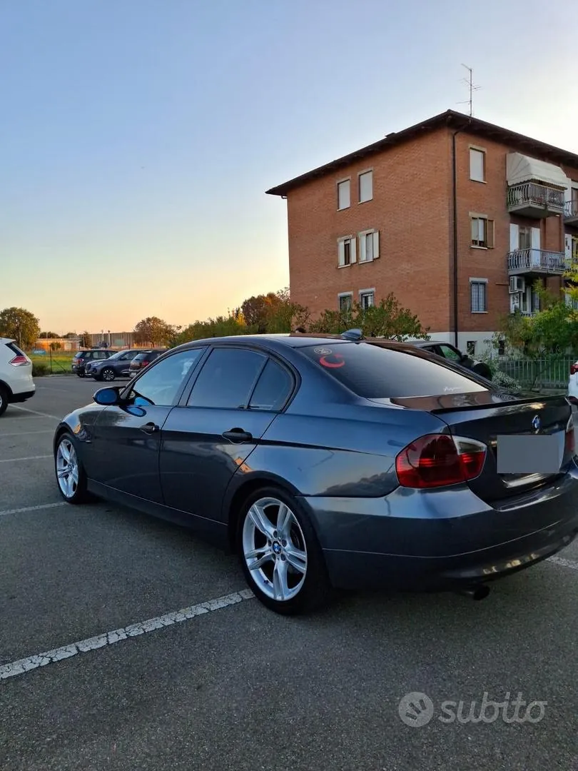BMW E90 2006 photo 2