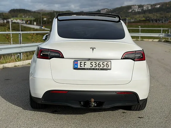 Tesla Model Y 2023 photo 2