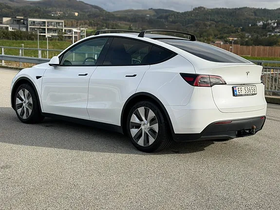 Tesla Model Y 2023 photo 4