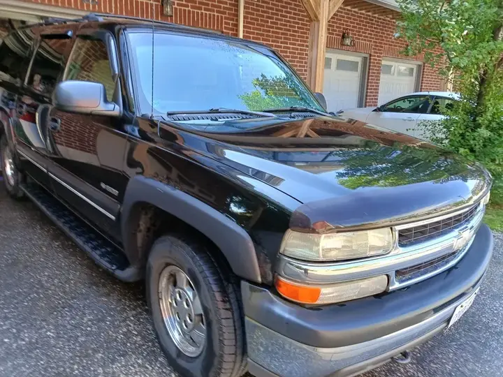 Chevrolet Suburban 2001 photo 2