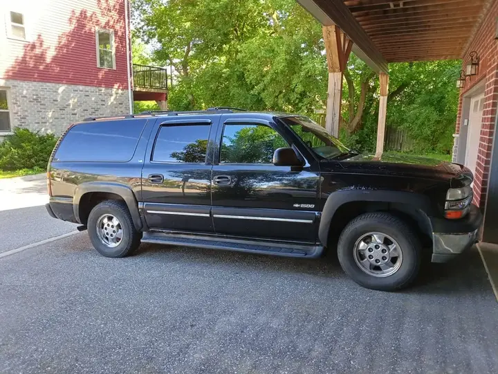 Chevrolet Suburban 2001 photo 3