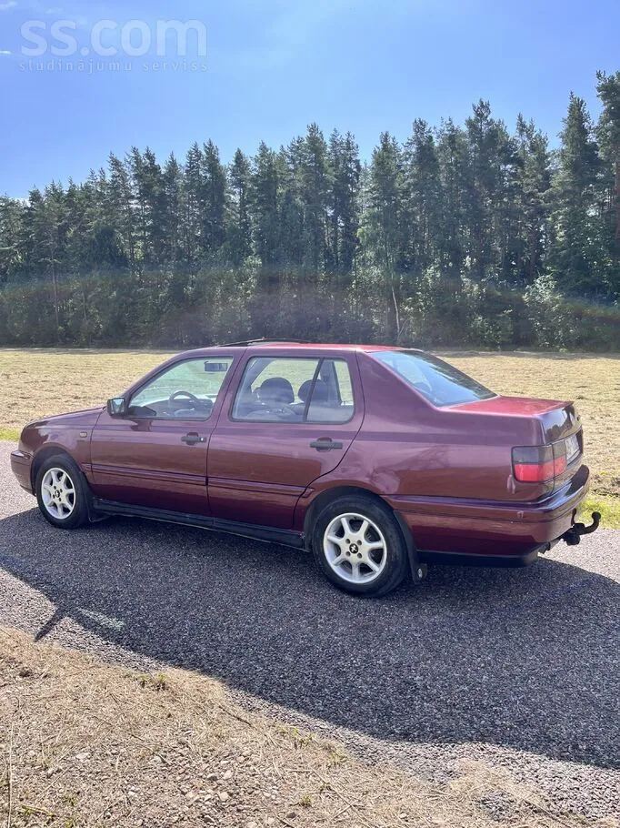 Volkswagen Vento 1996 photo 3