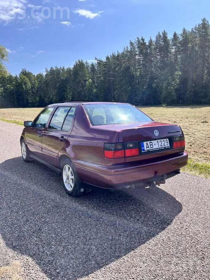 Volkswagen Vento 1996 photo 4