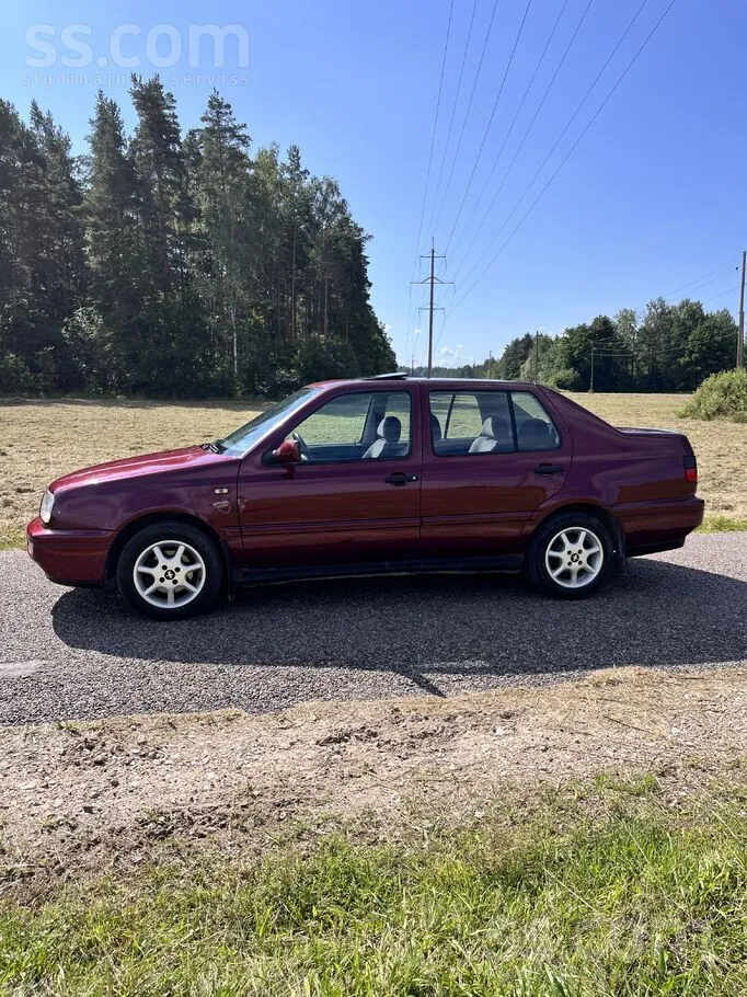 Volkswagen Vento 1996 photo 2