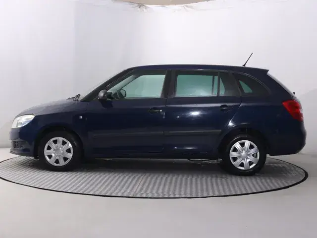 Skoda Fabia 2012 photo 2