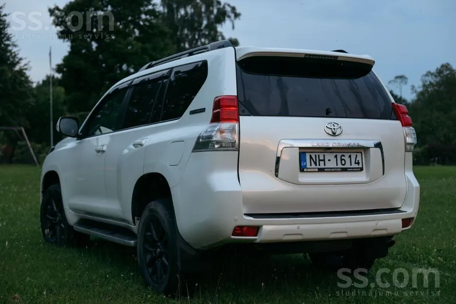 Toyota Land Cruiser 2011 photo 2