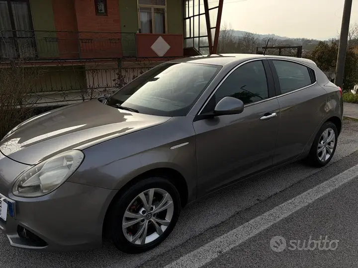 Alfa Romeo Giulietta 2013 photo 2