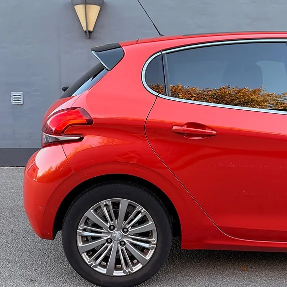 Peugeot 208 2018 photo 3