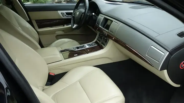 Jaguar Xf 2012 photo 3