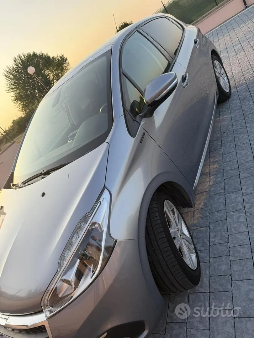 Peugeot 208 2023 photo 3