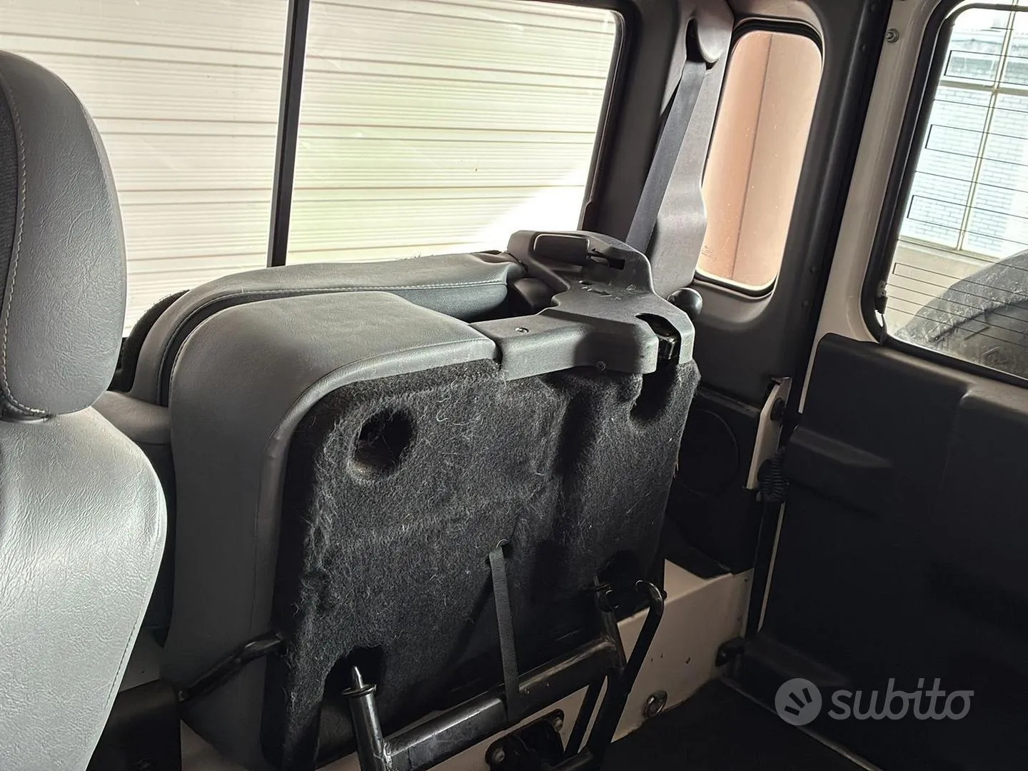 Land Rover Defender 2009 photo 3