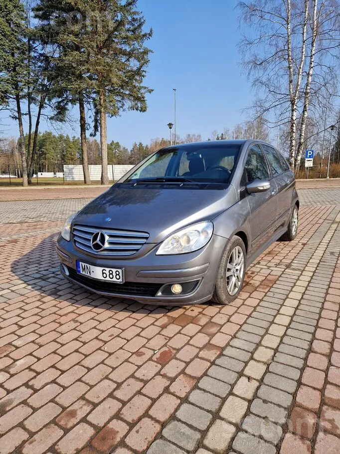 Mercedes-Benz B180