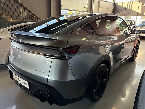 Tesla Model Y 2026 photo 2