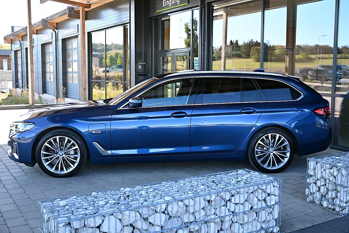 BMW 5 Series 2024 photo 2