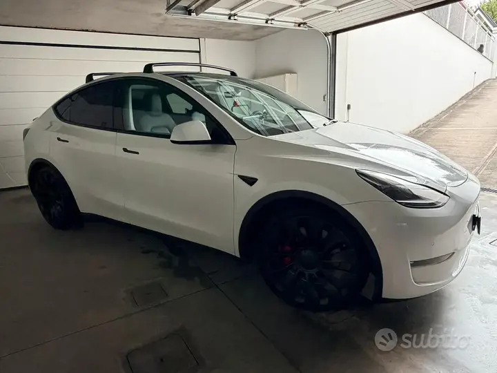 Tesla Model Y 2022 photo 2