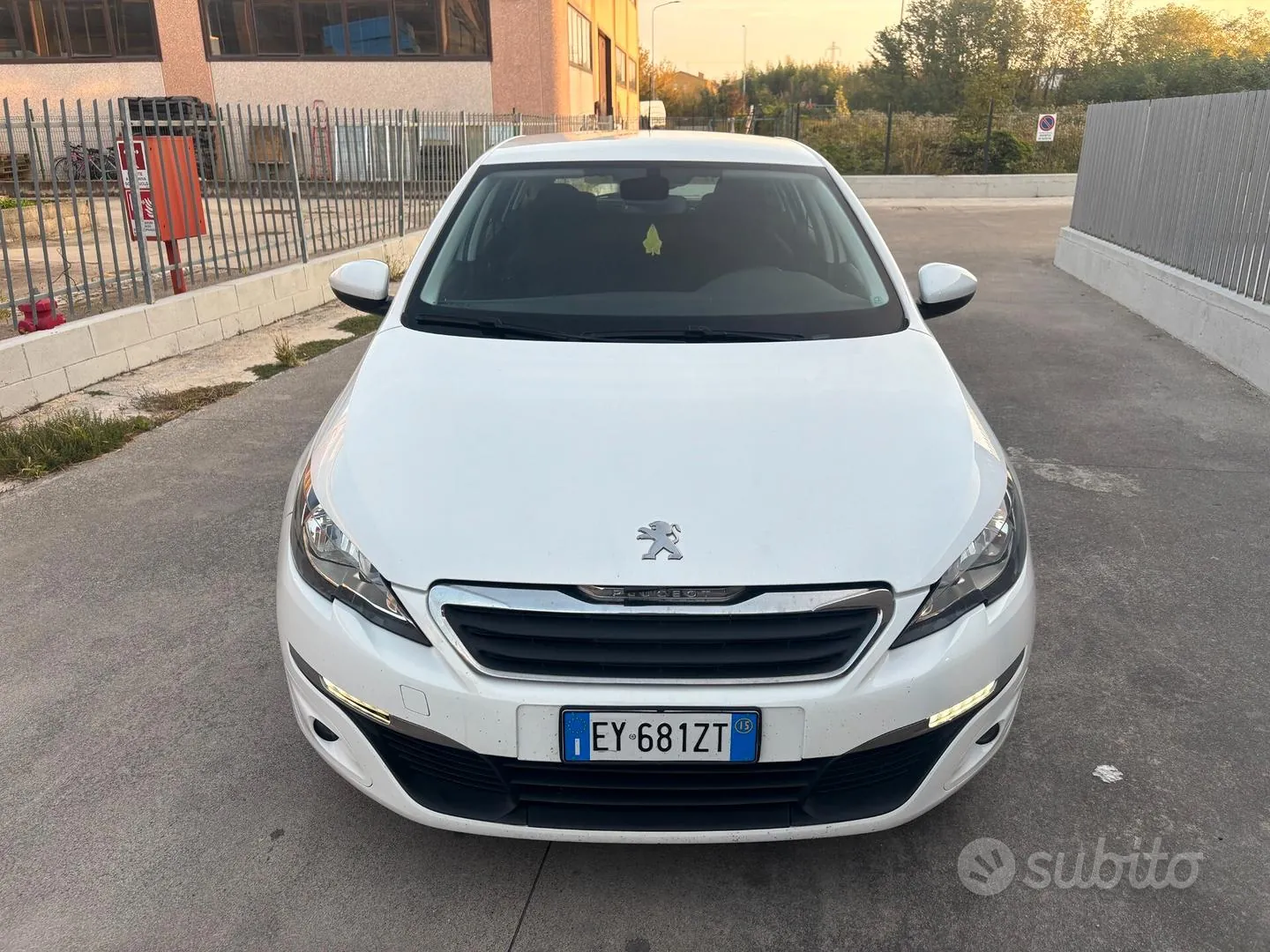 Peugeot 308 2015 photo 2