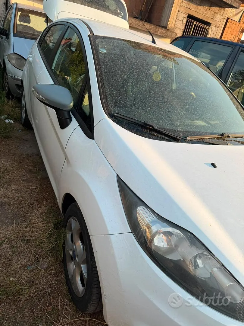 Ford Fiesta 2012 photo 2