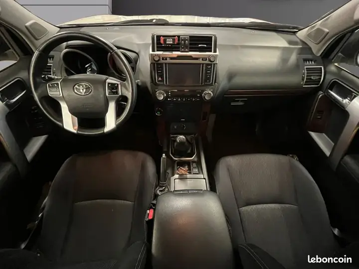 Toyota Land Cruiser 2016 photo 2