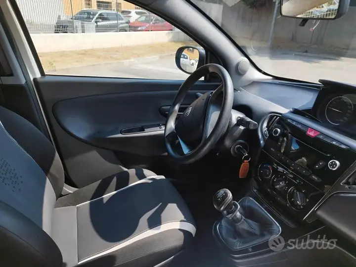 Lancia Ypsilon 2015 photo 2