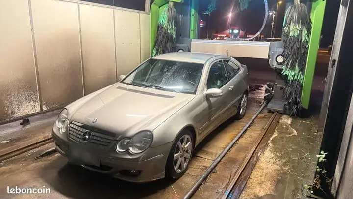 Mercedes-Benz C-Class 2005 photo 2