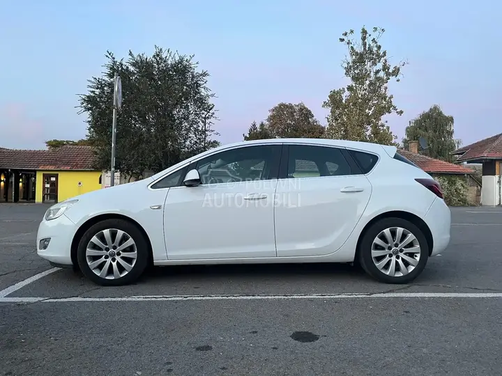 Opel Astra J 2010 photo 3