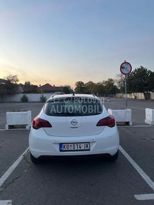 Opel Astra J 2010 photo 5