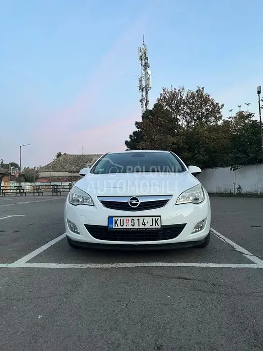 Opel Astra J 2010 photo 2