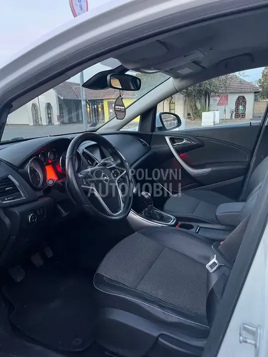 Opel Astra J 2010 photo 4