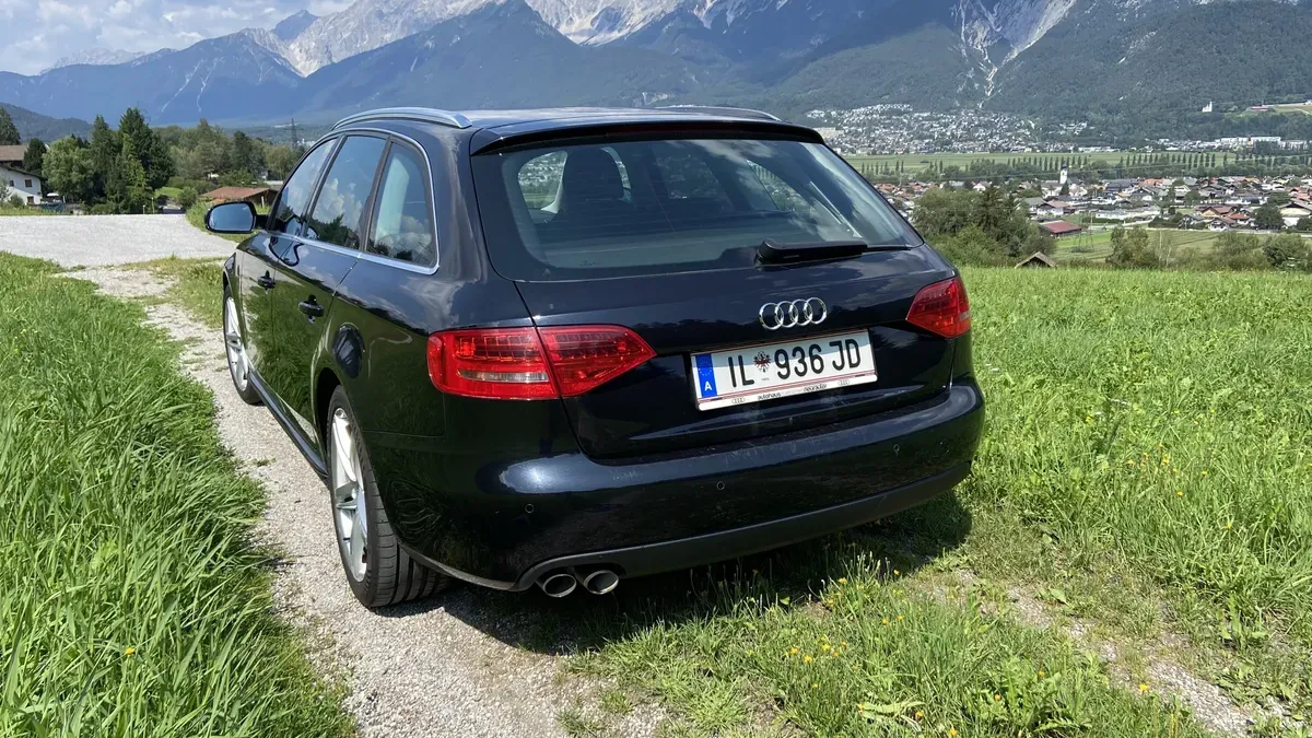 Audi A4 2011 photo 2