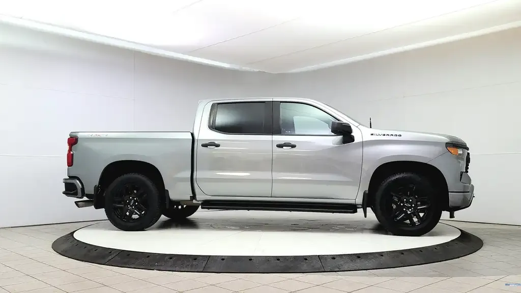 Chevrolet Silverado 1500 2023 photo 2