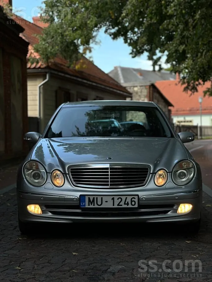Mercedes-Benz E-Class 2004 photo 5