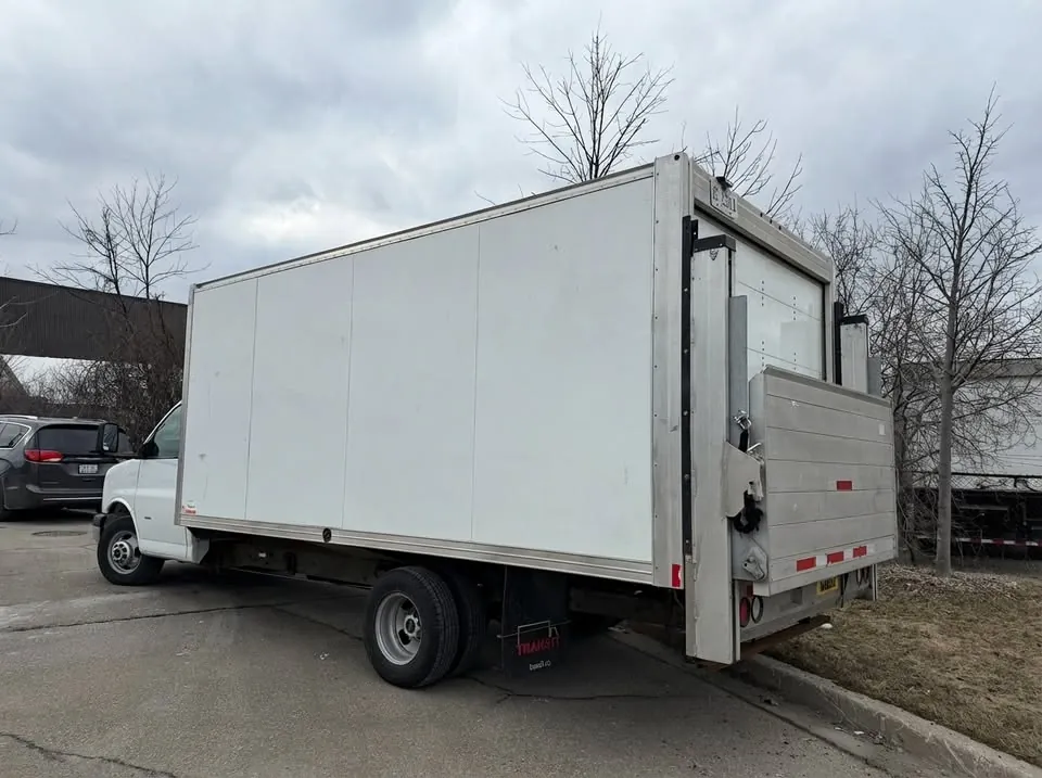 GMC 3500 Cube 2018 photo 3