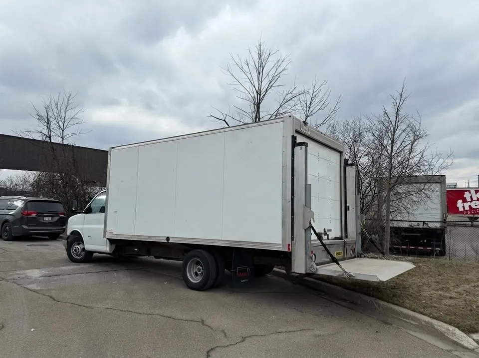 GMC 3500 Cube 2018 photo 2
