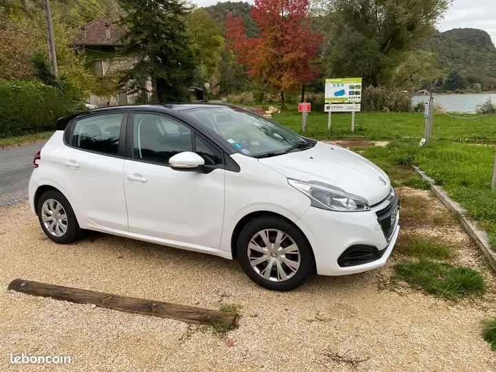 Peugeot 208 2017 photo 3