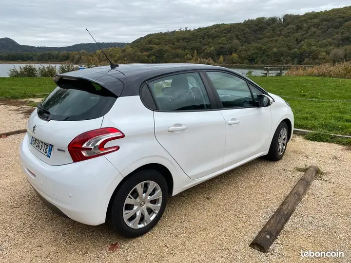 Peugeot 208 2017 photo 2