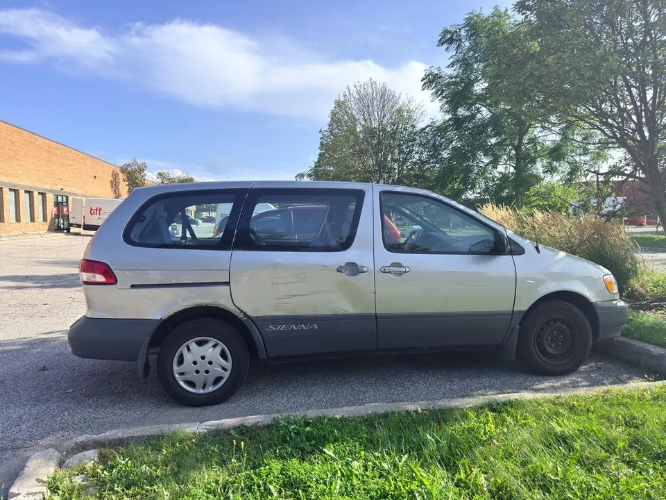 Toyota Sienna 2002 photo 3
