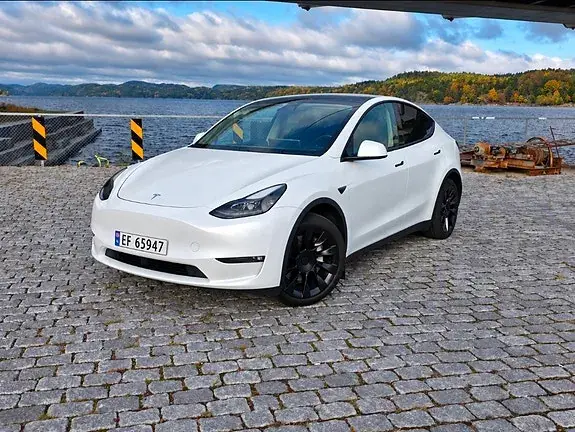 Tesla Model Y 2023 photo 2