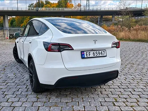 Tesla Model Y 2023 photo 4