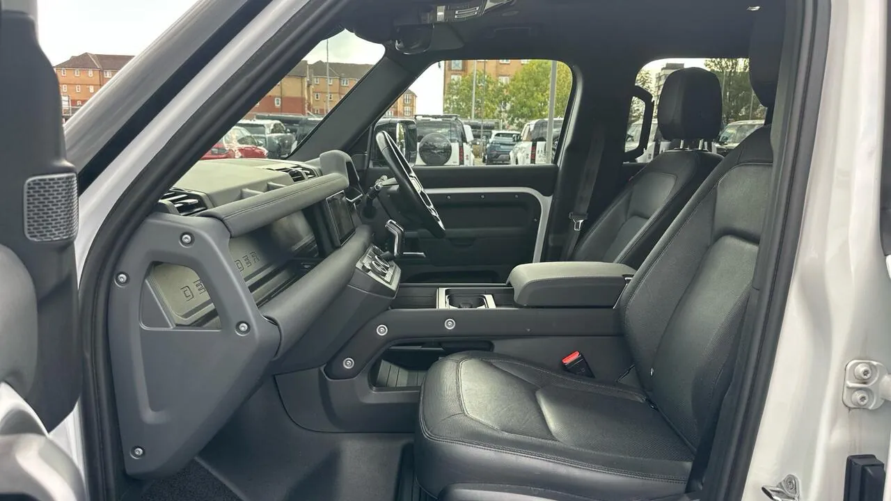 Land Rover Defender 2023 photo 3