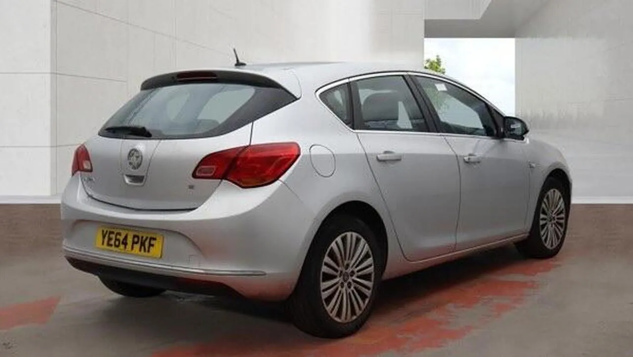 Vauxhall Astra 2014 photo 2