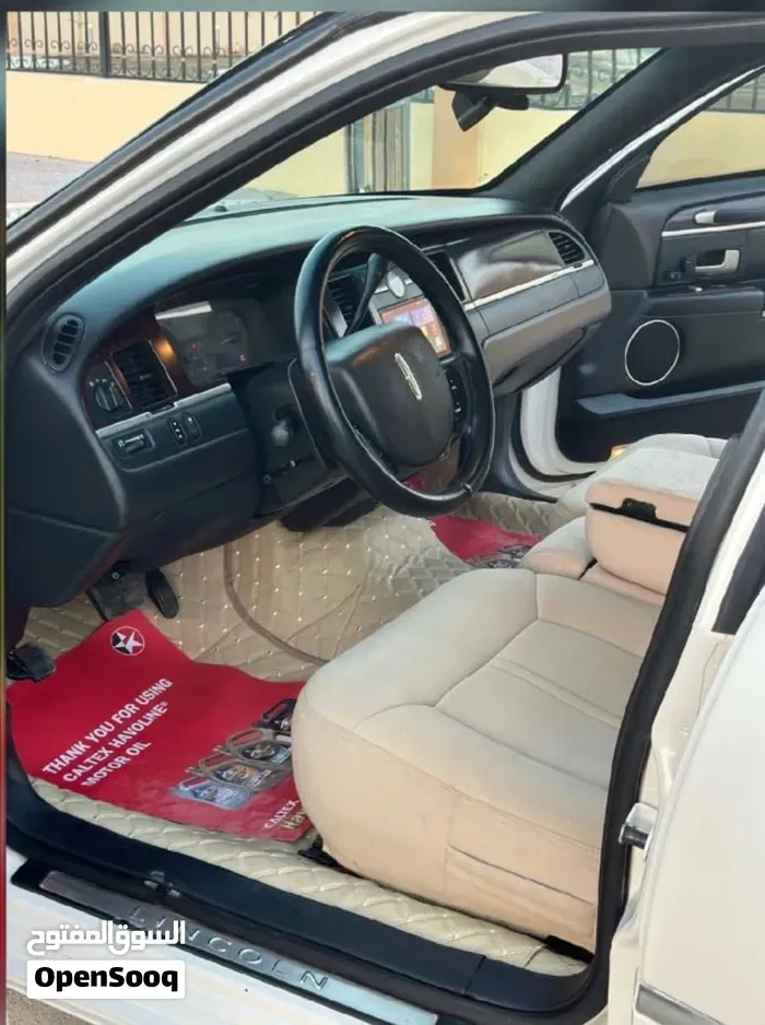 Lincoln Town Car 2011 photo 4