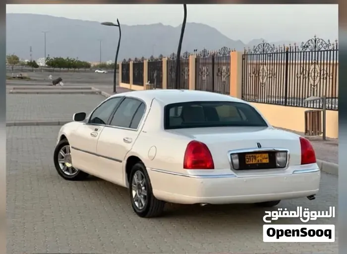Lincoln Town Car 2011 photo 3