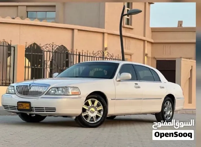 Lincoln Town Car 2011 photo 2
