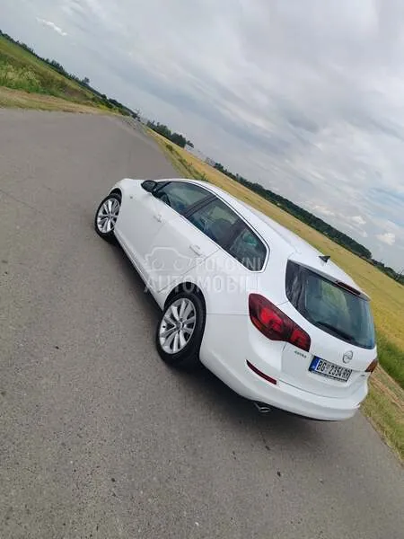 Opel Astra J 2011 photo 5