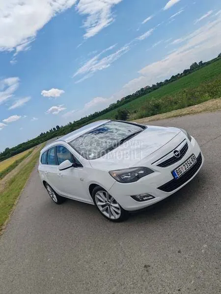 Opel Astra J 2011 photo 2