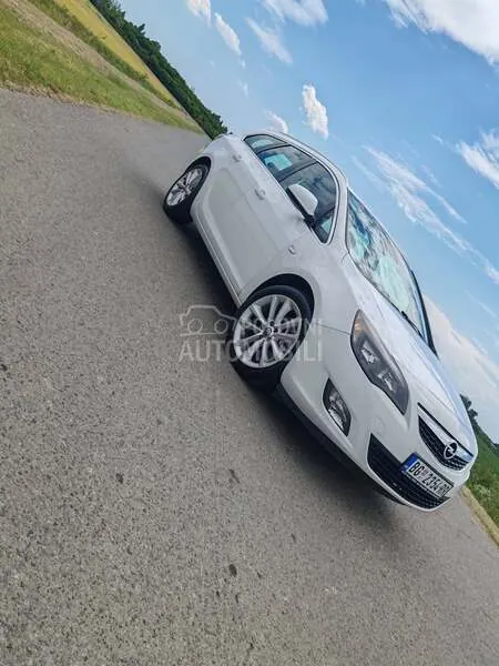 Opel Astra J 2011 photo 3