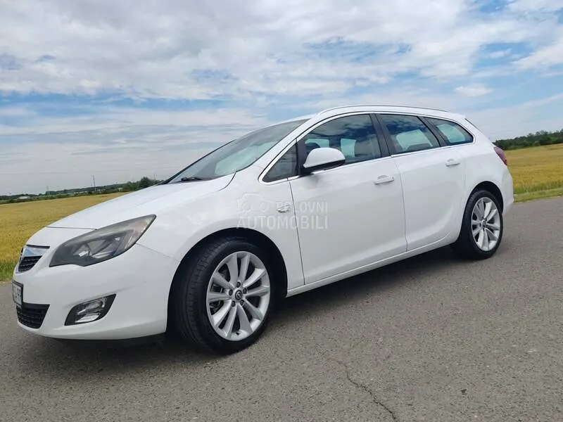 Opel Astra J 2011 photo 4