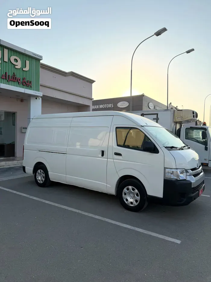 Toyota Hiace 2023 photo 2